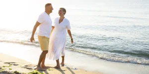 Couple de seniors en vacances sur la plage