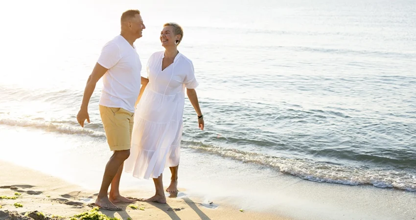 Couple de seniors en vacances sur la plage